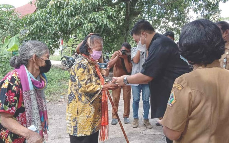 Bupati Samosir Vandiko T Gultom menyerahkan BLT kepada warga