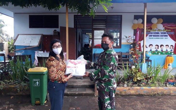 Foto Dinkes saat serahkan bantuan masker kepada satgas TMMD kodim Bitung