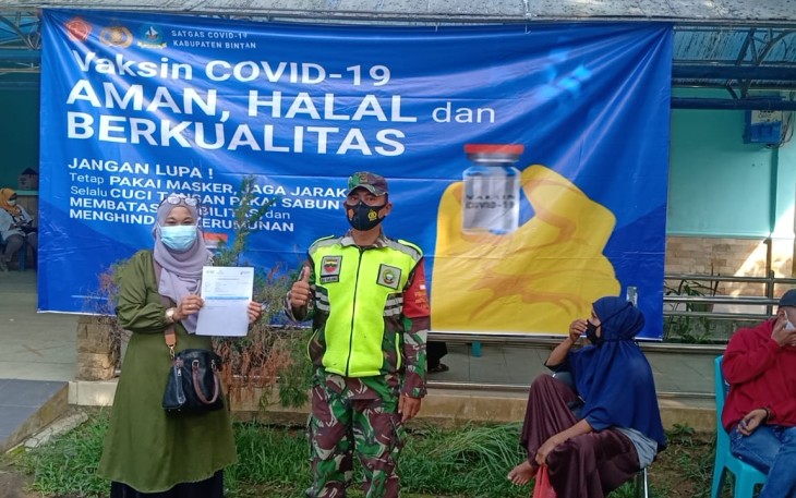 Ratusan Warga Ikuti Vaksinasi di Wilayah Koramil 02/Bintim