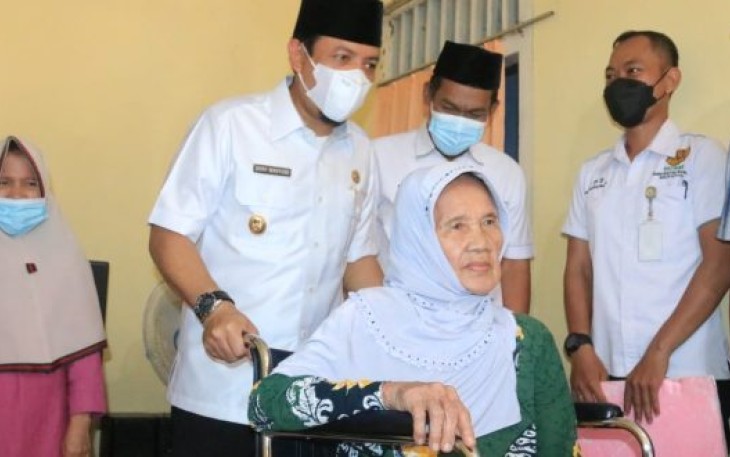 Dijenguk Wawali Dedy, Warga Lumpuh Dapat Suprise Kursi Roda