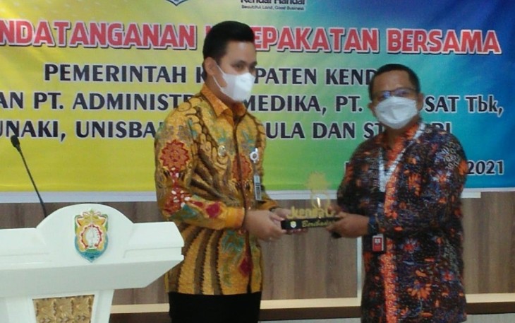 Bupati Kendal Dico M Ganinduto, B.Sc. memberikan cidera mata  usai penandatanganan MOU di Puskesmas Brangsong  