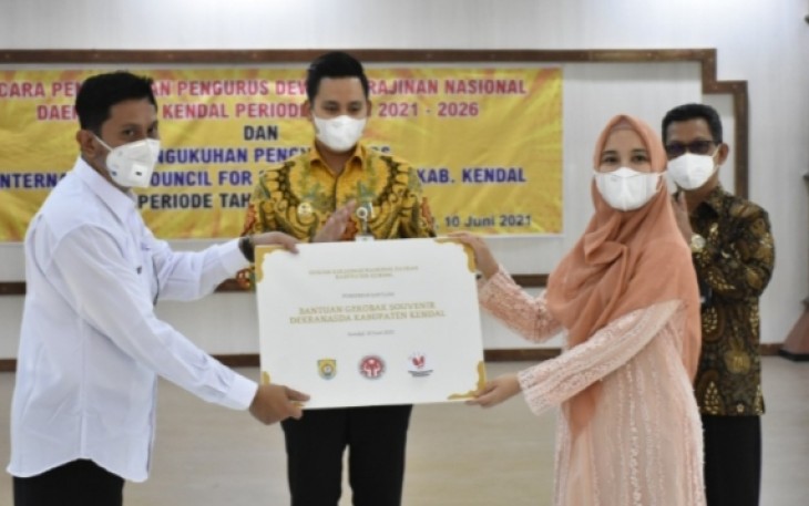 Bupati menyaksikan pemberian bantuan gerobak Dekranasda.