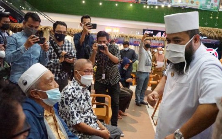 Wali Kota Helmi Hasan Dampingi Vaksinasi Lansia