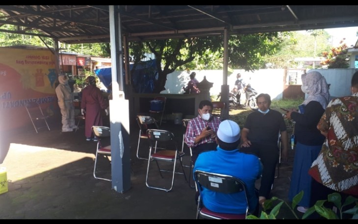 Kapolsek Singorojo IPTU Suharyanto S.H. beserta jajarannya laksanakan pendampingan dalam kegiatan vaksinasi di Puskesmas 1 Singorojo pada hari Jum'at 18/6/2021.