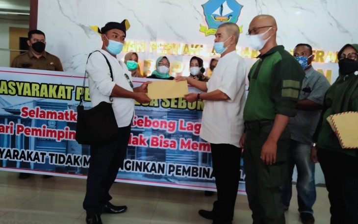 Masyarakat Sebong Lagoi Datangi Kantor Dewan Minta Audensi Terkait Kinerja Kepala Desa