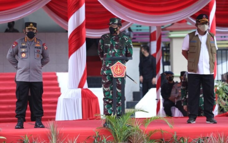 Kapolri Jenderal Polisi Drs Listyo Sigit Prabowo MSi bersama Panglima TNI Marsekal TNI Dr Hadi Tjahjanto SIP dan kepala BNPB Letnan Jenderal TNI Ganip Warsito SE MM