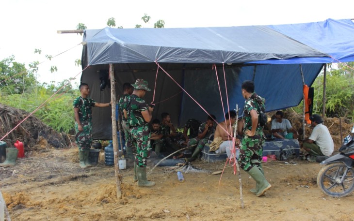 Keakraban Personel TMMD dan Warga Kelurahan Kampuri Ngopi Bareng Hingga Makan Bersama