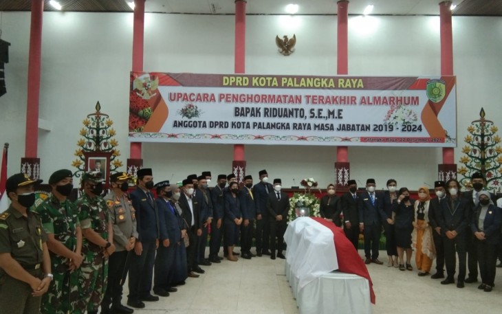 upacara pelepasan jenazah dan penghormatan terakhir almarhum Riduanto anggota DPRD Palangka Raya