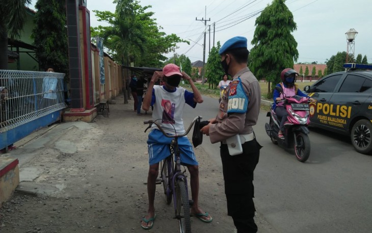Disiplinkan Warga Patuhi Prokes, Polsek Kasokandel Gelar Ops Yustisi Dengan Bagikan Masker Gratis