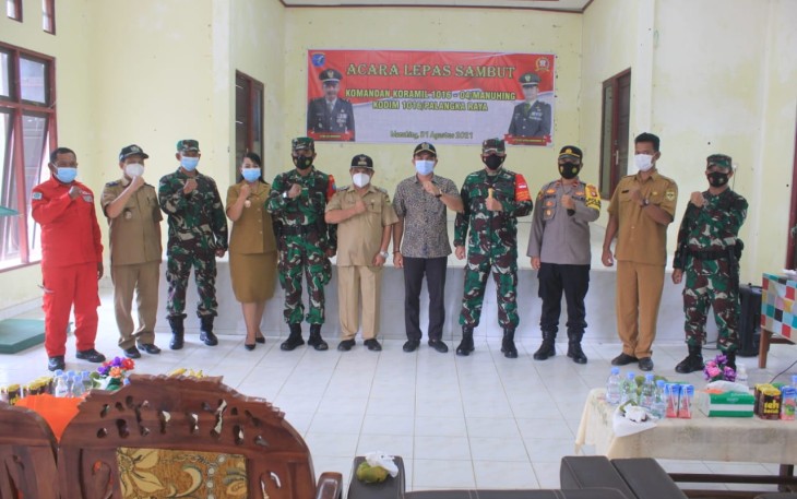 Dandim Palangka Raya Hadiri Pisah Sambut Danramil Manuhing
