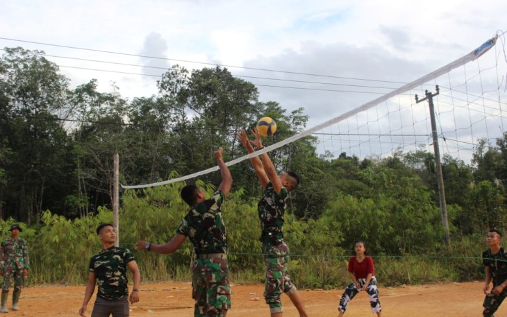 Jaga Kebugaran Tubuh, Satgas TMMD ke 112 Lakukan Olahraga Bersama Warga