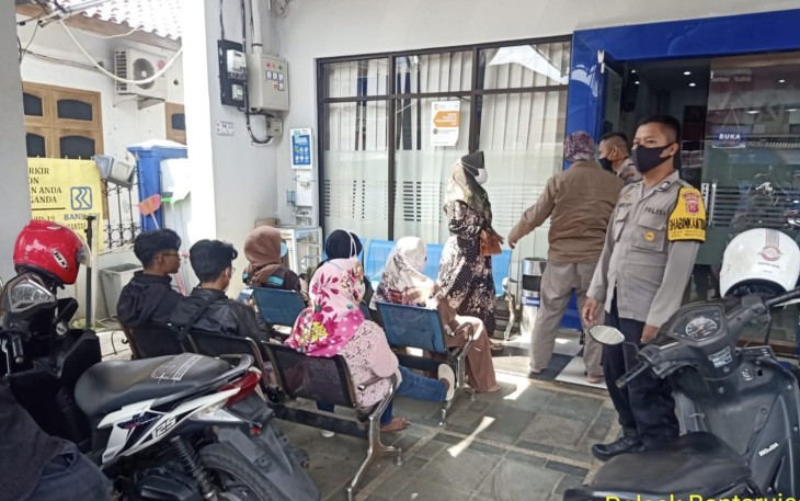 Patroli Pasar, Kanit Binmas Polsek Bantarujeg Sampaikan Himbauan Prokes