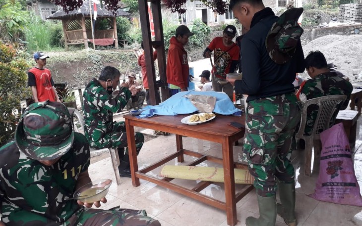 Melepas Lapar Dahaga di Lokasi TMMD 112