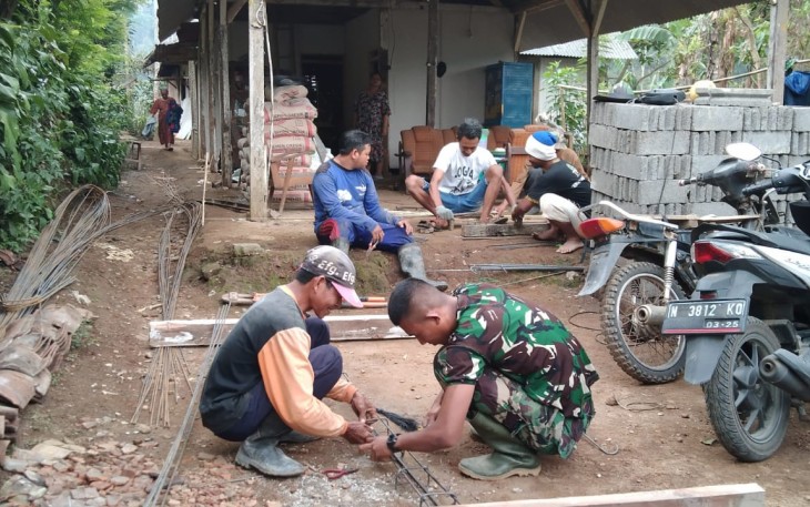Satgas TMMD Bantu Rakit Untuk Besi Cor