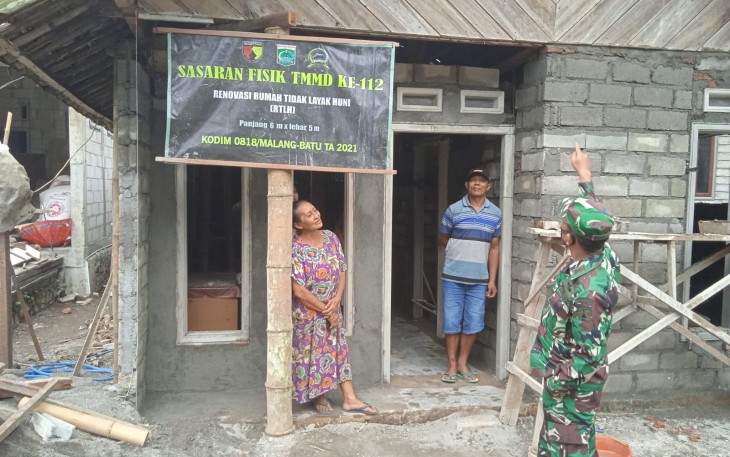 Wajah Gembira Ibu Parti Saat Rumahnya Hampir Selesai