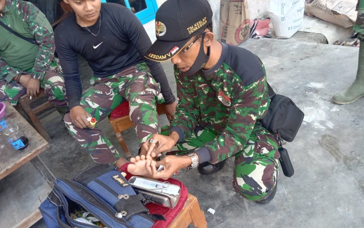 Tim Kesehatan Satgas TMMD 112 Gerak Cepat Menangani Personel yang Terluka di Lokasi