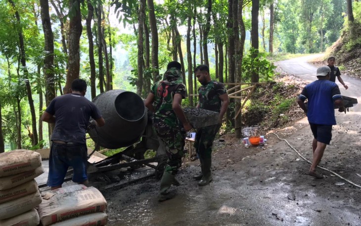 Kerja Keras Bedi Tua di Lokasi TMMD 