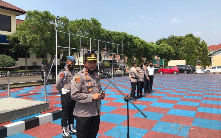  Cek Alat HT  Meningkatkan Komunikasi Polsek Dan Jajaranya