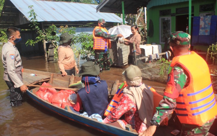 Danramil Bukit Batu Bersama Lurah Marang Tinjau dan Bagikan Nasi Bungkus Kepada Korban Banjir 
