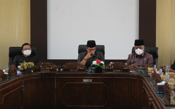 Rapat Paripurna Dengan Adenda Jawaban Bupati Terhadap Dua Raperda