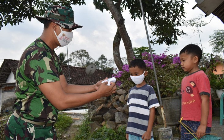 Masker Sehat Meski Bermain di Lokasi TMMD 112 Kodim 0818