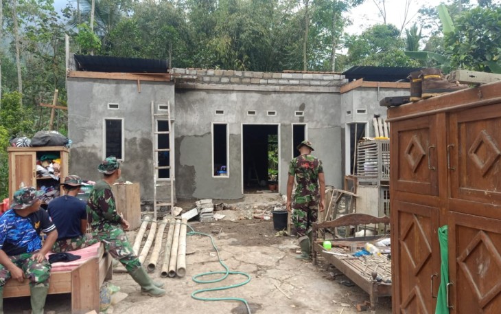 Perabotan Rumah Bapak Daib Siap di Masukkan ke Rumah Barunya
