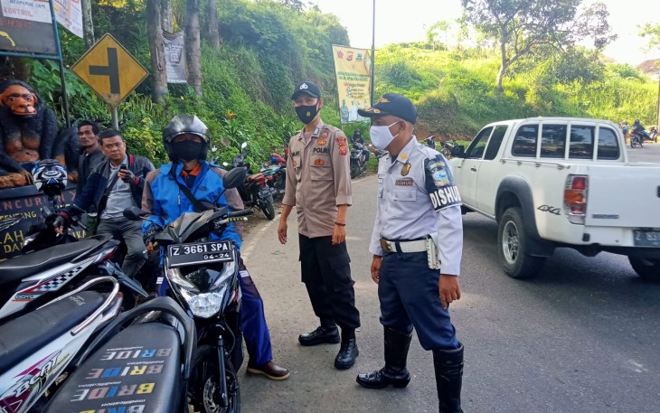 Bhabinkamtibmas Bersama Babinsa Laksanakan Kegiatan Penerapan dan Sosialisasi PPKM Level 3 di Cisompet
