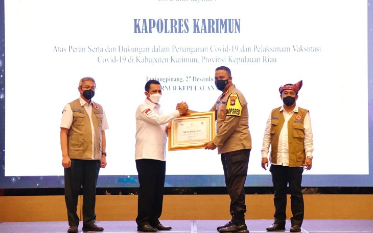  Kapolres Karimun AKBP Tony Pantano, SIK, SH menerima penghargaan dari Gubernur Kepri