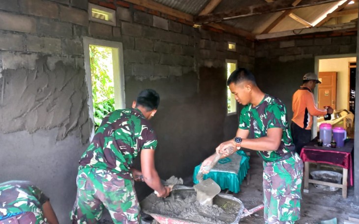 Pemlasteran Dinding di RTLH Bapak Madrai di Kerjakan Oleh Satgas TMMD
