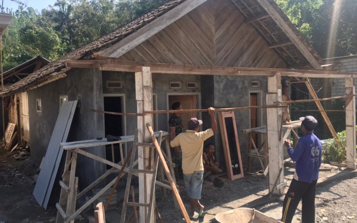 Satgas TMMD Bangunkan Teras Untuk Rumah Ibu Ginten
