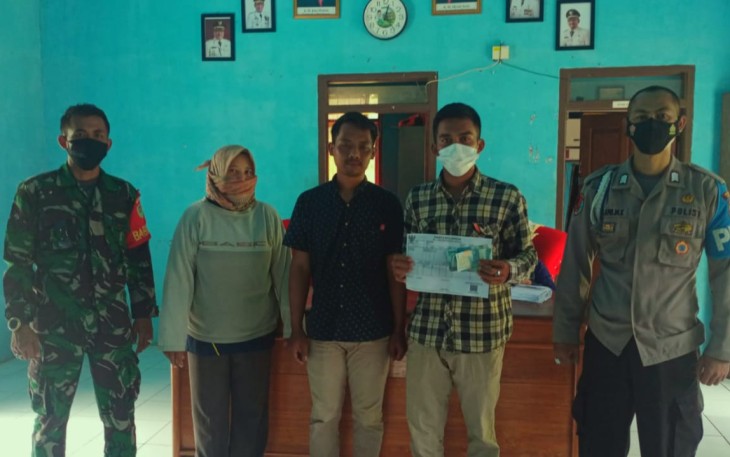 Bhabinkamtibmas Polsek Cibalong Monitoring Penyaluran BLT DD di Desa Mekarmukti