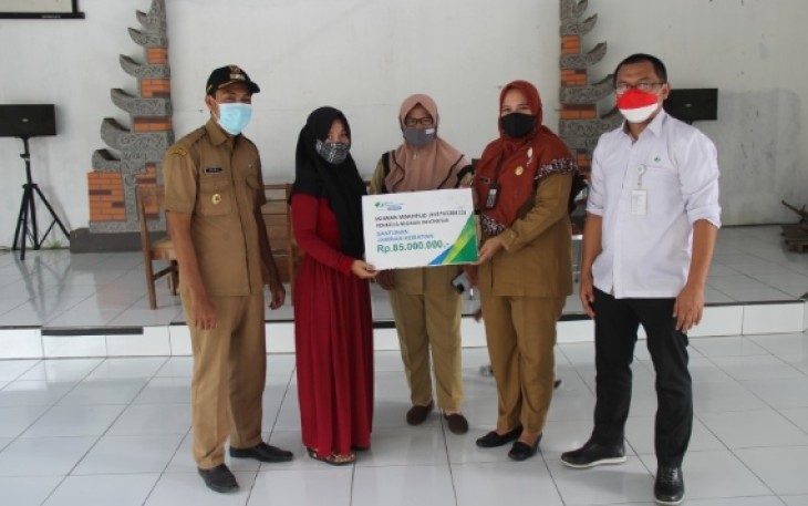Disnaker Kabupaten Kendal bersama BP Jamsostek cabang Kendal serahkan bantuan sosial kematian kepada warga Desa Tambaksari. Senin 8/11/2021
