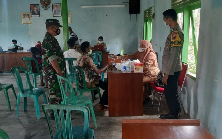 Polsek Patean dan Puskesmas Patean turun ke Desa melaksanakan vaksinasi gunung dengan dosis II secara massal 