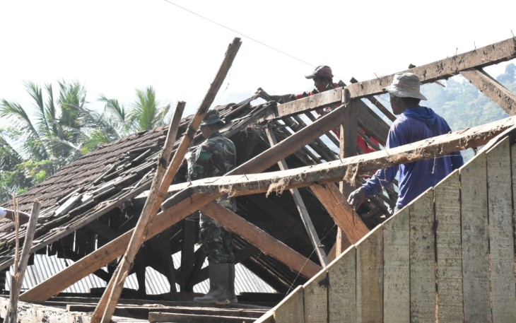 Atap Rumah Rutilahu Kejar Tayang