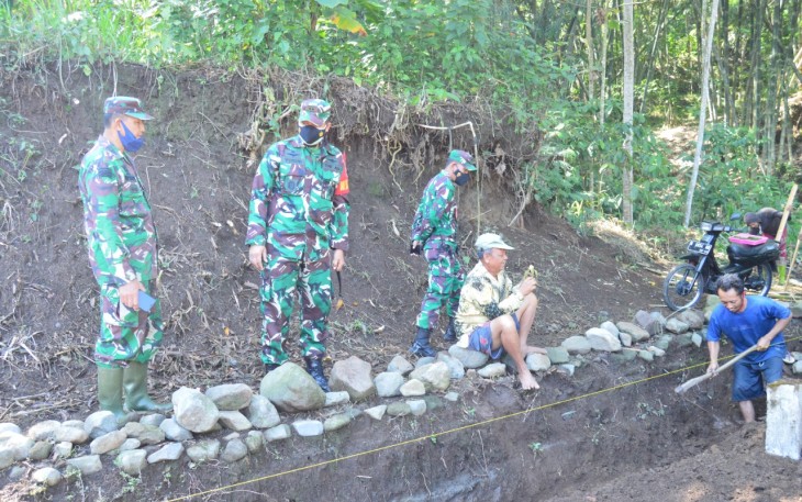 Keakraban Dandim Bersama Warga di Lokasi TMMD 112 Kodim 0818/Malang-Batu