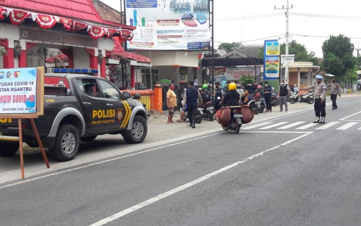 Polsek Ngantru Bersama Satgas Covid 19 Gelar Razia Vaksin di Jalan Raya Srengat Tulungagung 