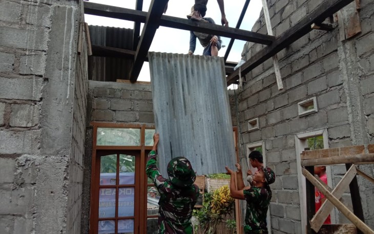Aksi Cekatan Satgas TMMD 112 Bongkar Atap Seng