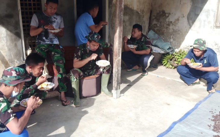 Suasana Makan Siang yang Penuh Keakraban Para Satgas di Lokasi TMMD