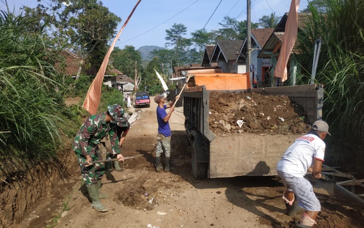 Ambil Kesempatan Sebelum Hujan Lokasi TMMD 112