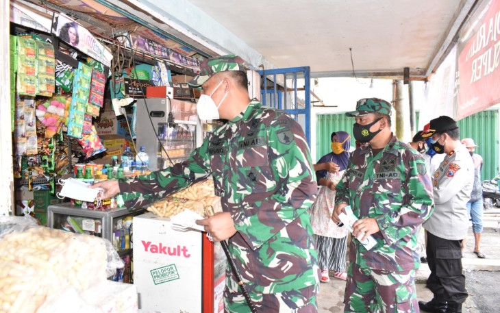 Tekan Laju Covid019, Dandim 0818 Bagika Masker 
