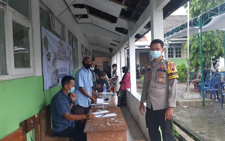 Bhabinkamtibmas Polsek Patean laksanakan monitoring vaksinasi di SDN 3 Sidokumpul, 16/11/2021