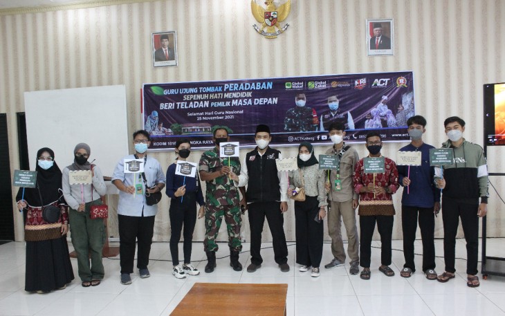 Memperingati Hari Guru Nasional ke 76 Tahun 2021, Komandan Distrik Militer (Kodim) 1016 Palangka Raya bersama Aksi Cepat Tanggap Provinsi Kalimantan Tengah membagikan paket sembako kepada sejumlah Guru Honorer di Kota Palangka Raya, yang diadakan di Aula Makodim 1016 Palangka Raya