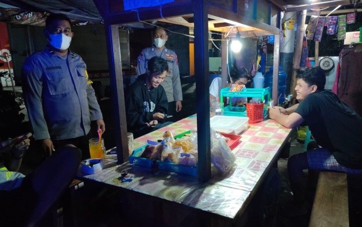 Perketat PPKM Polsek Weleri Laksanakan Penindakan Jam Operasional Pertokoan dan Pedagang