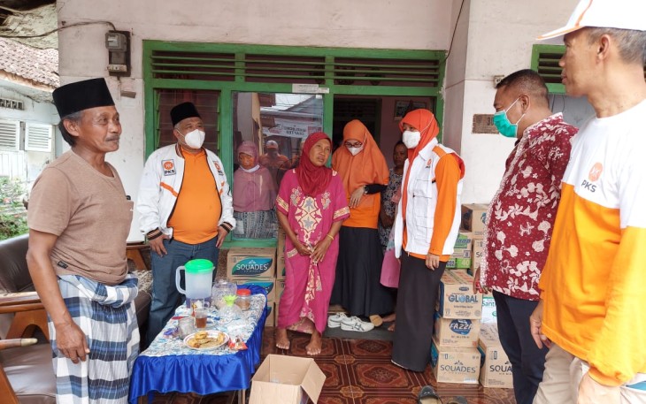 Ketua DPW PKS Jatim Irwan Setiawan berkunjung ke beberapa posko pengungsi