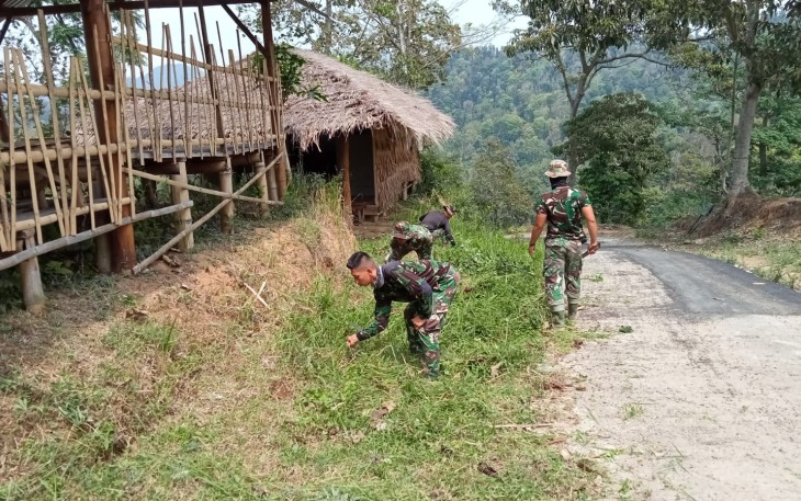 Keakraban Satgas TMMD 112 Bersama Warga Tulungrejo 