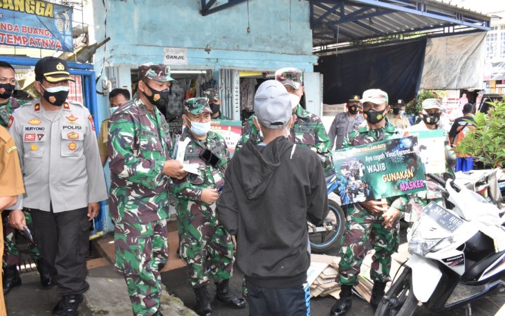 Bagi Masker Jajaran Kodim 0818