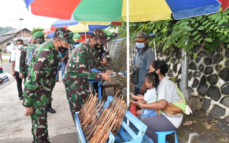 Dandim 0818 Bagikan Masker Bagi Warga 
