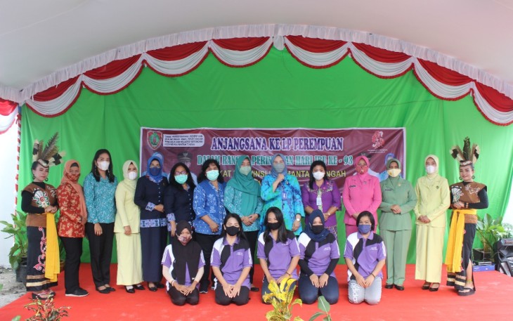 Memperingati Hari Ibu Ke 93, Ketua Persit KCK Cabang XLII Kodim 1016 Mewakili Ketua Dharma Pertiwi Koorcab Rem 102 Lakukan Baksos di Lapas Perempuan Kelas II A Palangka Raya