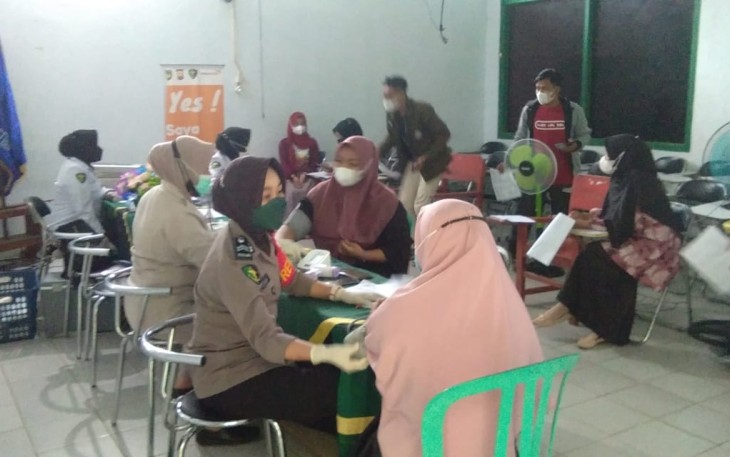 PMII Cabang Bengkulu Selatan, Polres Bengkulu Selatan pagi hari ini Senin (20/12) menggelar kegiatan pemberian vaksinasi covid-19 secara massal di STIT Al Quraniyah Bengkulu Selatan
