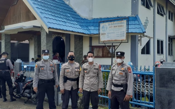 Perayaan Natal 2021 Polda Bengkulu dan Polres jajaran meningkatkan pengamanan di sejumlah gereja yang ada di Bengkulu